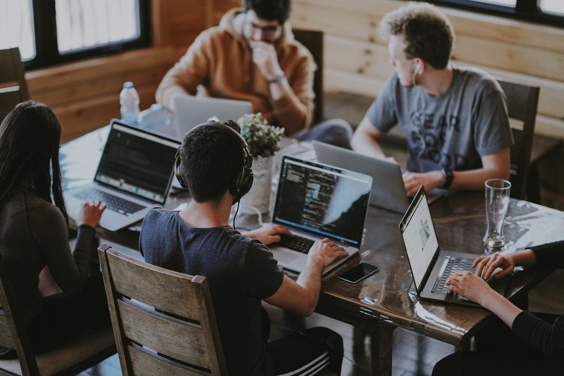 乐鱼官网 APP 关注与个性化界面示意